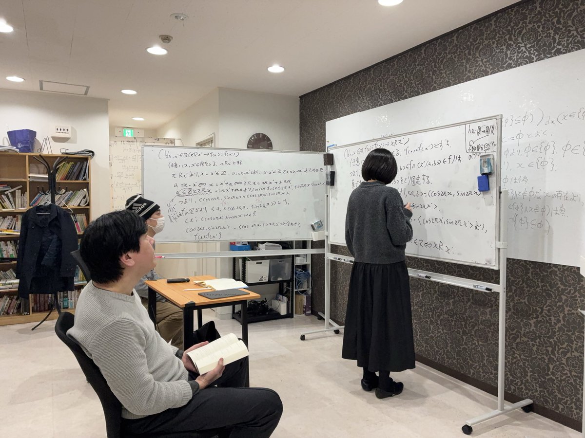 SOU_Math_Labo's tweet photo. 【活動報告】確定申告などでバタバタしてまきたが、毎週4時間•隔週2時間の、大人向け数学教室での、お客様発表ゼミは継続中です！
明日より3人目のお客様ゼミがスタートし、最初は私が発表するので、課題本を読んで準備中です https://t.co/XyBz6OqeZF