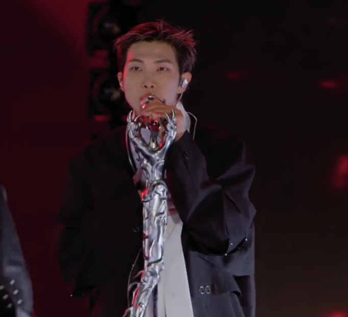 AboutMusicYT's tweet photo. RM performs at the BTS comeback performance at Gwanghwamun Square. https://t.co/OOQDU7bMMz