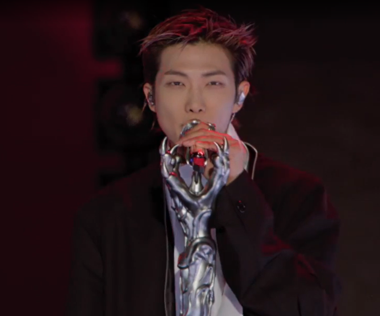 AboutMusicYT's tweet photo. RM performs at the BTS comeback performance at Gwanghwamun Square. https://t.co/OOQDU7bMMz