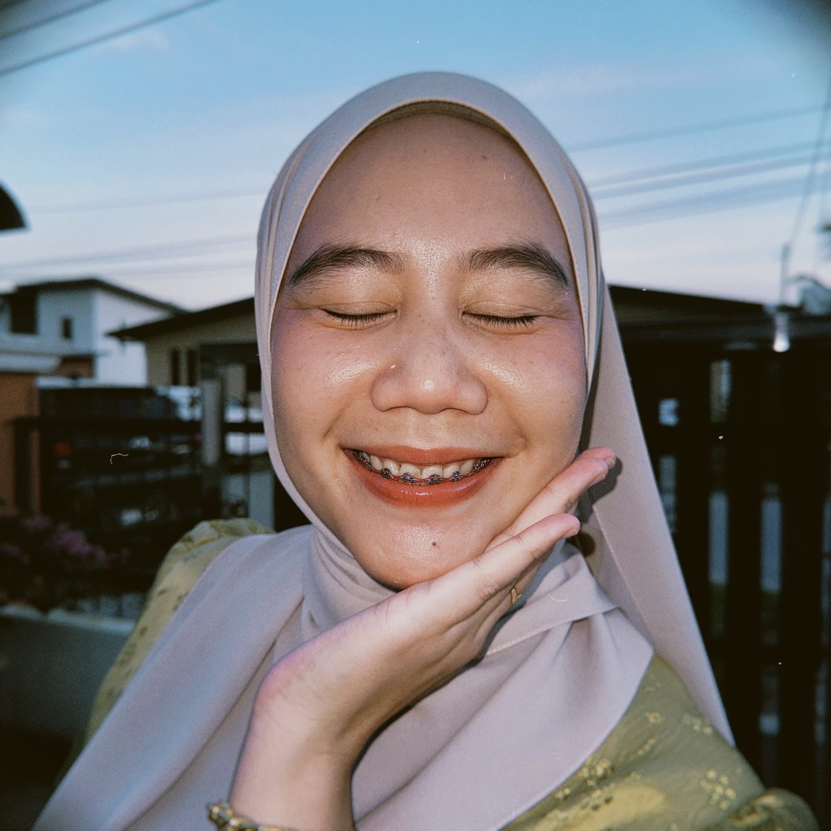 earmarailan's tweet photo. Selamat hari raya jodoh lebaran saya yang jauh di mata di hati selalu ada! 🫶🏻💋 https://t.co/rdc3rlrdCG