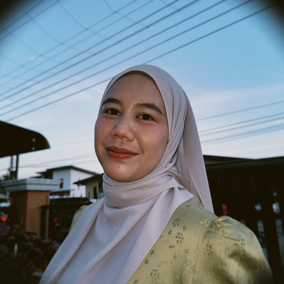 earmarailan's tweet photo. Selamat hari raya jodoh lebaran saya yang jauh di mata di hati selalu ada! 🫶🏻💋 https://t.co/rdc3rlrdCG