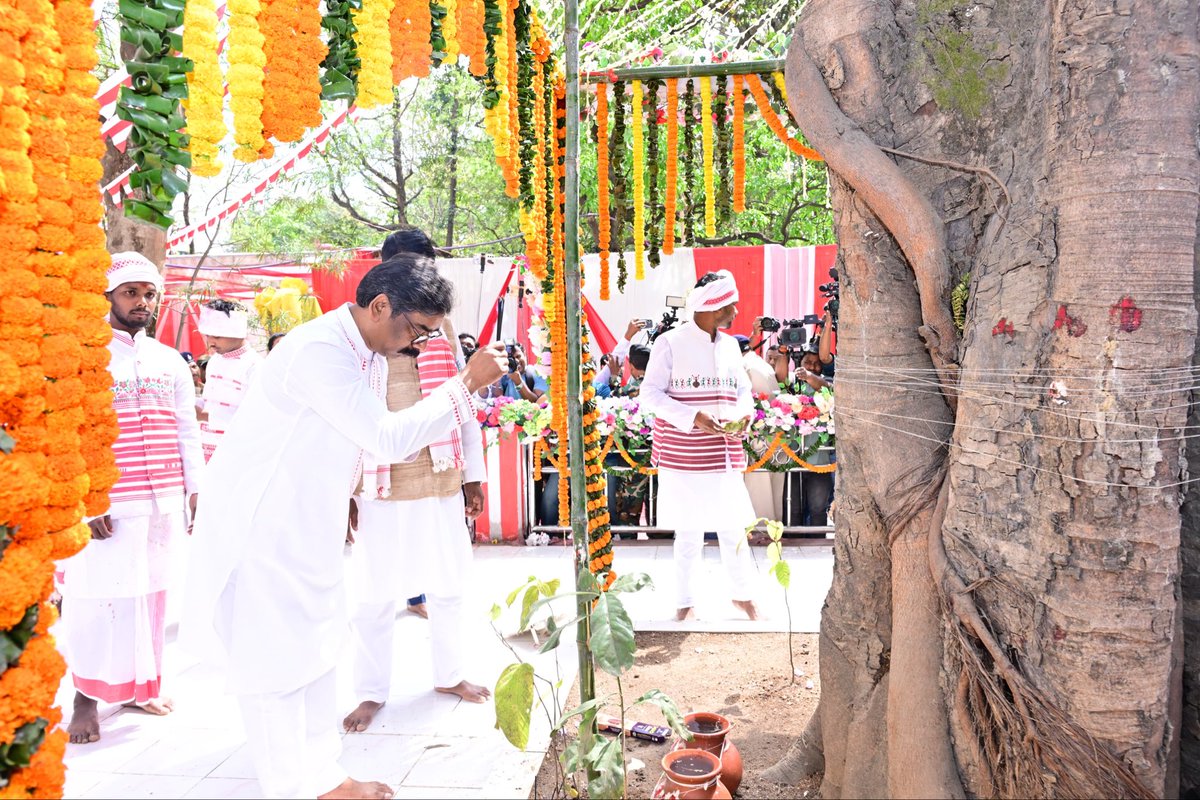 VisitJharkhand's tweet photo. प्रकृति प्रदेश झारखंड से आप सभी को सोना सरहुल की हार्दिक शुभकामनाएं। झारखंडी जोहार!

रांची स्थित सीरम टोली मैदान के सरना स्थल में इस बार सरहुल की धूम विशेष रही। माननीय मुख्यमंत्री श्री हेमंत सोरेन ने सहपरिवार सरहुल के सांस्कृतिक कार्यक्रम में भाग लेकर इस पर्व की गरिमा को बढ़ाया। https://t.co/fPq3aYclue