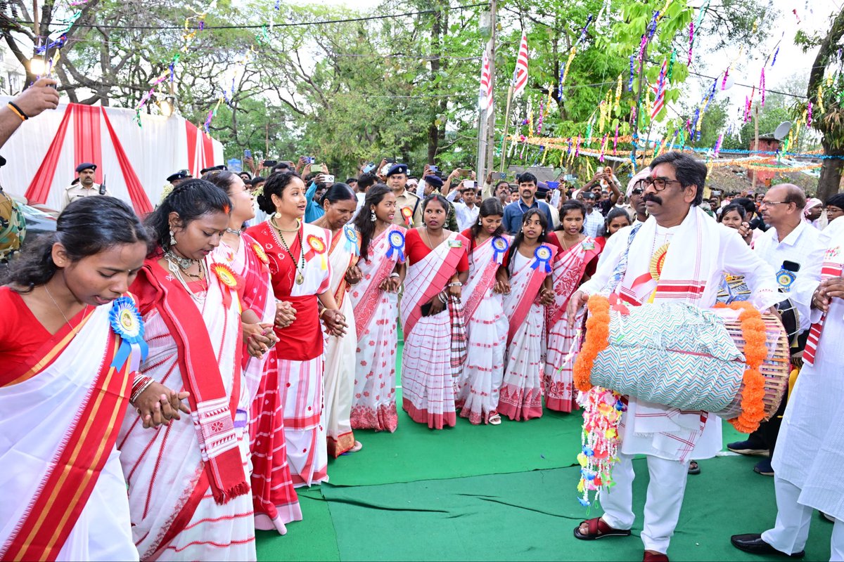 VisitJharkhand's tweet photo. प्रकृति प्रदेश झारखंड से आप सभी को सोना सरहुल की हार्दिक शुभकामनाएं। झारखंडी जोहार!

रांची स्थित सीरम टोली मैदान के सरना स्थल में इस बार सरहुल की धूम विशेष रही। माननीय मुख्यमंत्री श्री हेमंत सोरेन ने सहपरिवार सरहुल के सांस्कृतिक कार्यक्रम में भाग लेकर इस पर्व की गरिमा को बढ़ाया। https://t.co/fPq3aYclue
