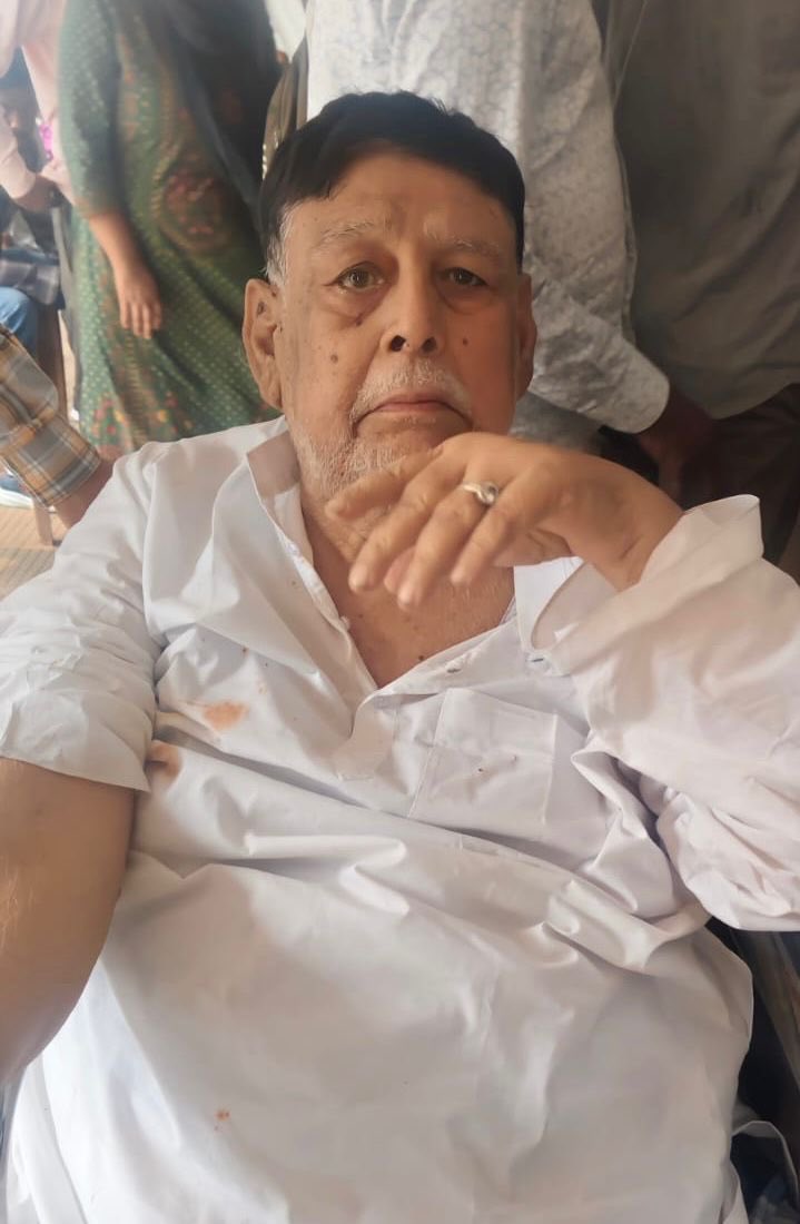 आज ईद के मौके पे एक अत्यंत दुखद खबर मिली।नगर निवासी और पूर्व अनुमंडलीय सदर रहे जनाब सलाउद्दीन ख़ान जी का निधन हो गया।वे पिछले कुछ समय से बीमार चल रहे थे।

इस दुःख की घड़ी में पीड़ित परिजनों के साथ मेरी संवेदनाएं है।

ईश्वर उनकी आत्मा को शांति प्रदान करे।