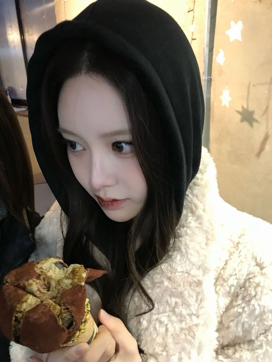 jeemixn's tweet photo. There's even chewy dubai cookie gelato ♥︎% https://t.co/kbHrw5Rstp