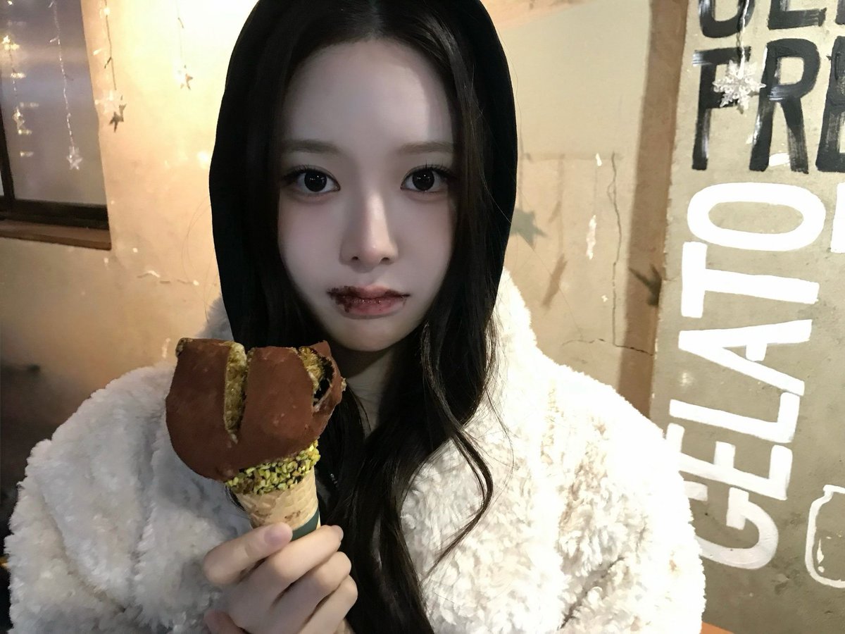 jeemixn's tweet photo. There's even chewy dubai cookie gelato ♥︎% https://t.co/kbHrw5Rstp