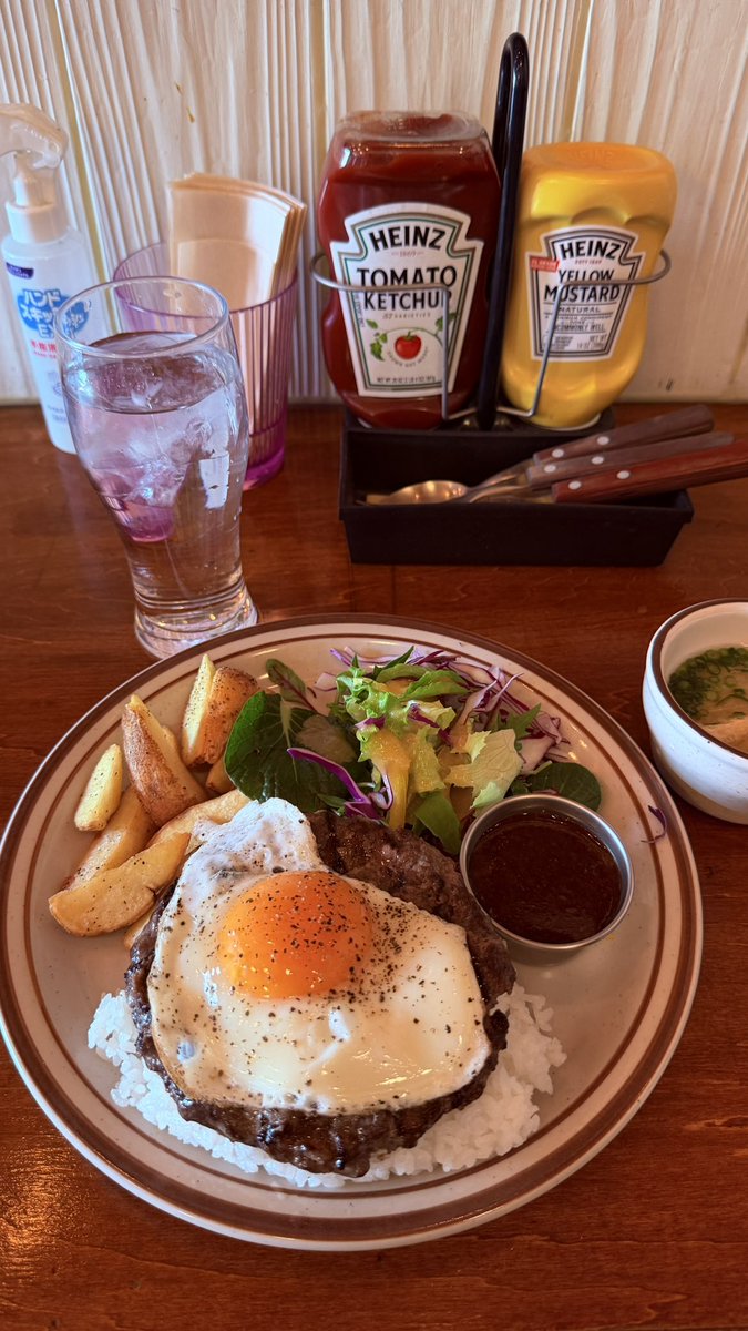 YKo0721's tweet photo. 今日のランチは高井田の「HAMBURG CENTER」さんへ🍽️
運ばれてきた瞬間このビジュアルにノックアウト…🥊🍳
肉汁あふれるハンバーグと
とろ〜り半熟卵の相性が
もう最高でした😋
付け合わせのポテトまで
ホクホクで大満足🙆‍♀️
お腹いっぱいです😁
#HAMBURGCENTER #高井田ランチ #東大阪グルメ #ハンバーグ https://t.co/24Ay3QfKV2