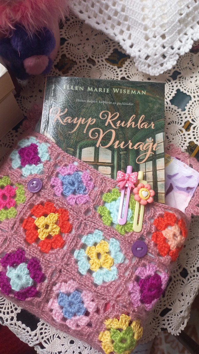 Asla gelmeyecek birini hasretle beklerken kalbi kaç kez kırılmıştı? 🧿
Harika bir kitaptı Arkadya kitaplarını çok seviyorum zaten tavsiye ederim 
#kayıpruhlardurağı 
#okudumbitti