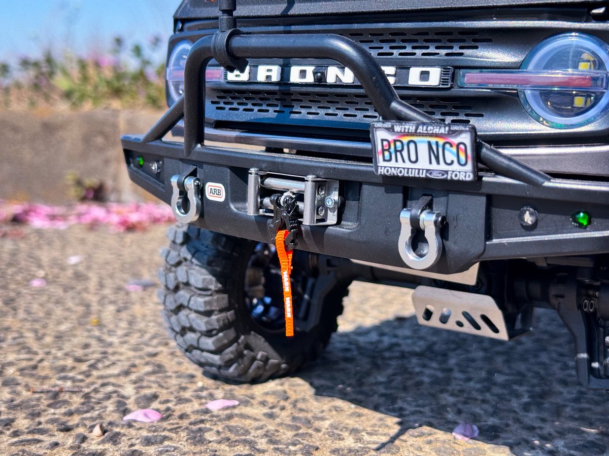 melon__coffee's tweet image. 「本日の‘21 BRONCO走行動画」

強風で砂埃にまみれながら撮影しました。直線走行は足腰がツラいです。
ウィンチフック、ヒッチメンバー、オフロードアンテナが届いたので装着🌟

今日は息子が「TRAIN SUITE 四季島」を撮影したいということで、ついでにRCを持ち出しました。

#WLtoys
#scalecrawler