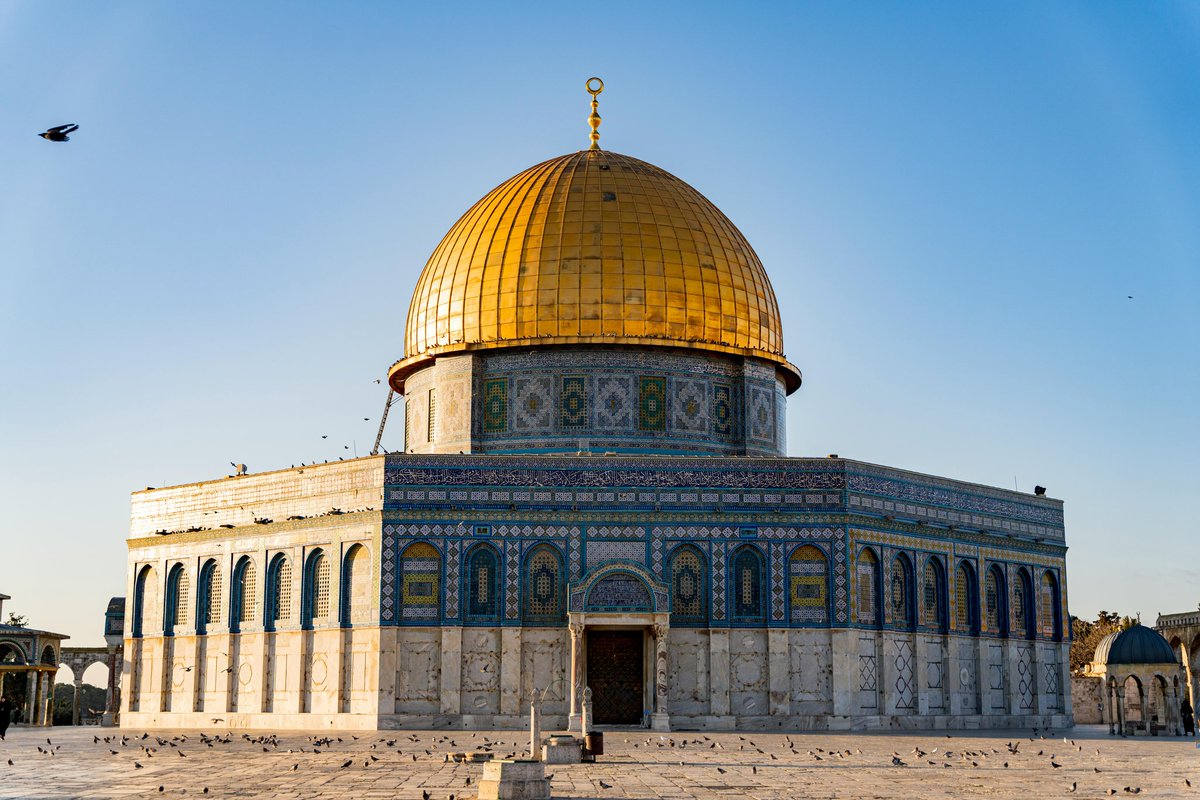 Currentreport1's tweet photo. Chinese historian and writer Jiang Xueqin:

There have been rumors for the past 2 years that Israelis have been conducting archaeological excavations beneath Al-Aqsa Mosque.

They could carry out destruction and blame it on a missile attack coming from Iran. https://t.co/yIgPHrwSLC