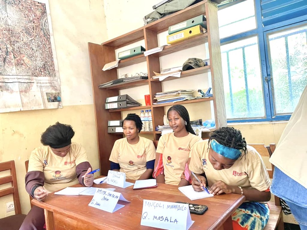 SofediOng's tweet photo. Session d'info et de sensibilisation à Kadutu !
Focus sur la santé reproductive et les services disponibles pour les déplacées internes, retournées et leurs familles d’accueil.

Les filles soleil sont formées pour être des paires éducatrices dans leur milieu de vie. 
#Humanitaire https://t.co/nF5LxQ5eeQ