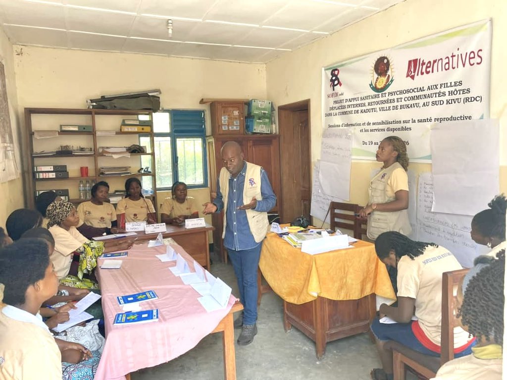 SofediOng's tweet photo. Session d'info et de sensibilisation à Kadutu !
Focus sur la santé reproductive et les services disponibles pour les déplacées internes, retournées et leurs familles d’accueil.

Les filles soleil sont formées pour être des paires éducatrices dans leur milieu de vie. 
#Humanitaire https://t.co/nF5LxQ5eeQ