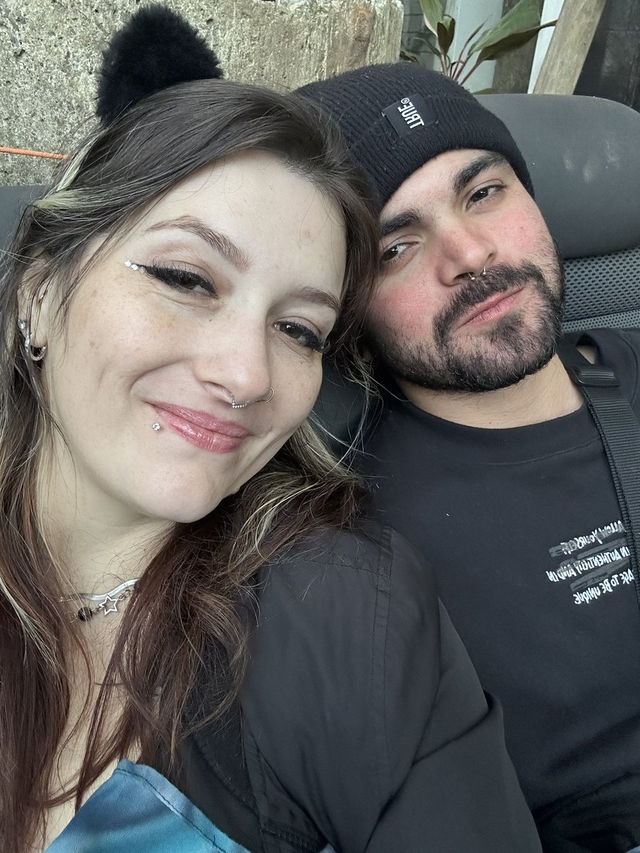 carolcachoeira_'s tweet photo. saudade de estar sentadinha comendo uma pizza com meu lindo enquanto
a Altruism quebra tudo no quintal de casa 🕊️🥹🫶🏻💥 https://t.co/RAHDt4zcPc