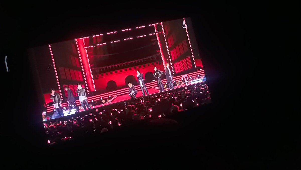 moonchild_in's tweet photo. ¿Recuerdan cuando se desvelaban/madrugaban para ver conciertos? 

Y luego se caigan jajajs https://t.co/18uT1oXvcy