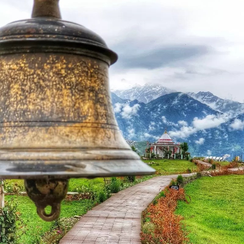 IndiaAesthetica's tweet photo. 1000 years old Nanda Devi Temple in Munsiyari , Uttarakhand 🦁🛕🏔️🇮🇳 https://t.co/bBFftJJzpU