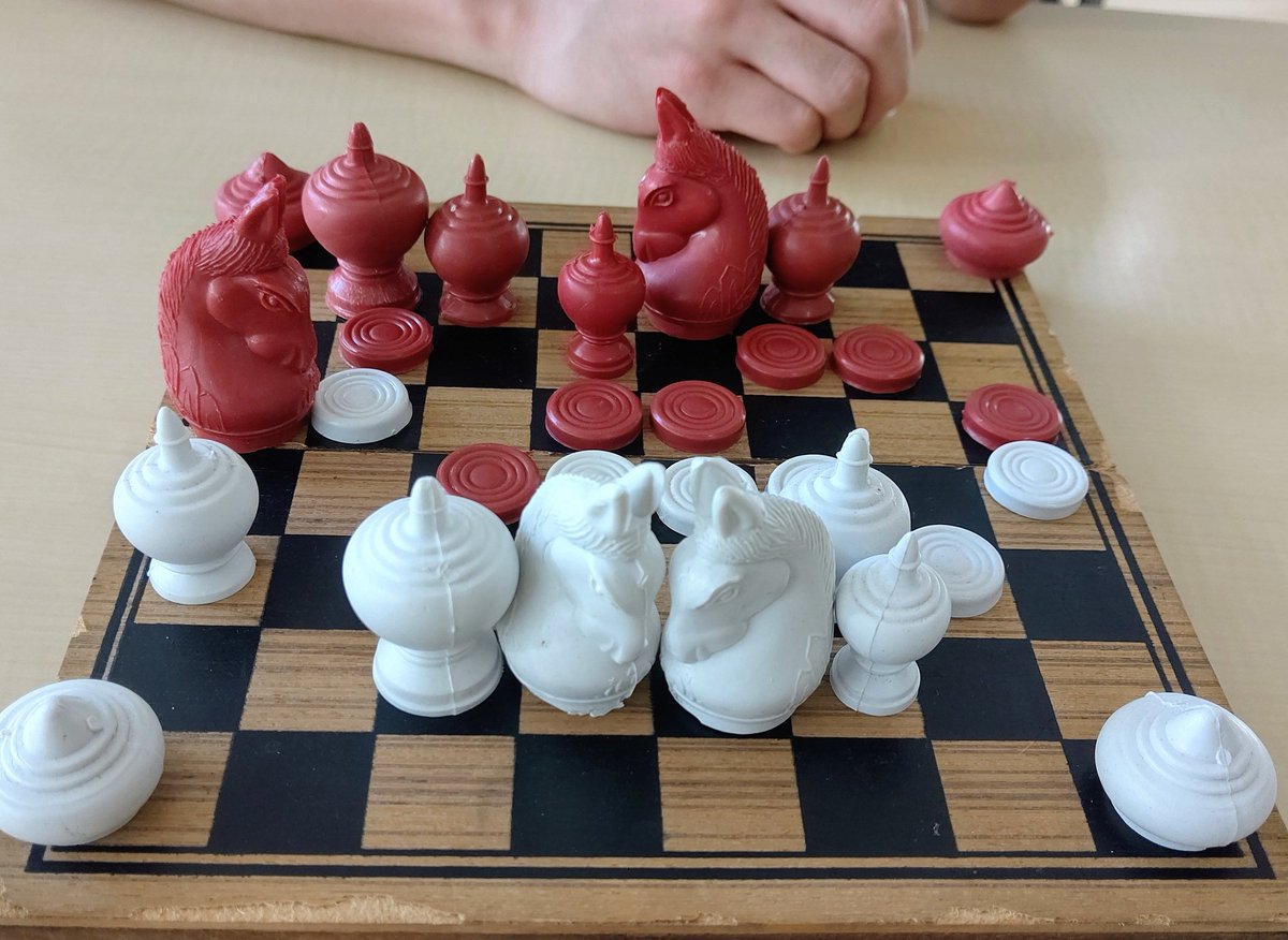 dousoshin's tweet photo. 毎月一度、東京都下でチャンギ（韓国将棋）の例会を行っているが、今日は久々にタイ将棋マークルックも指した。
これから、希望者がいれば、チャンギ以外にもマークルックを指そうと思う。
毎月第三土曜の13〜17時に行っているので、ご興味ある方はご参加ください。 https://t.co/OUx6typNEV