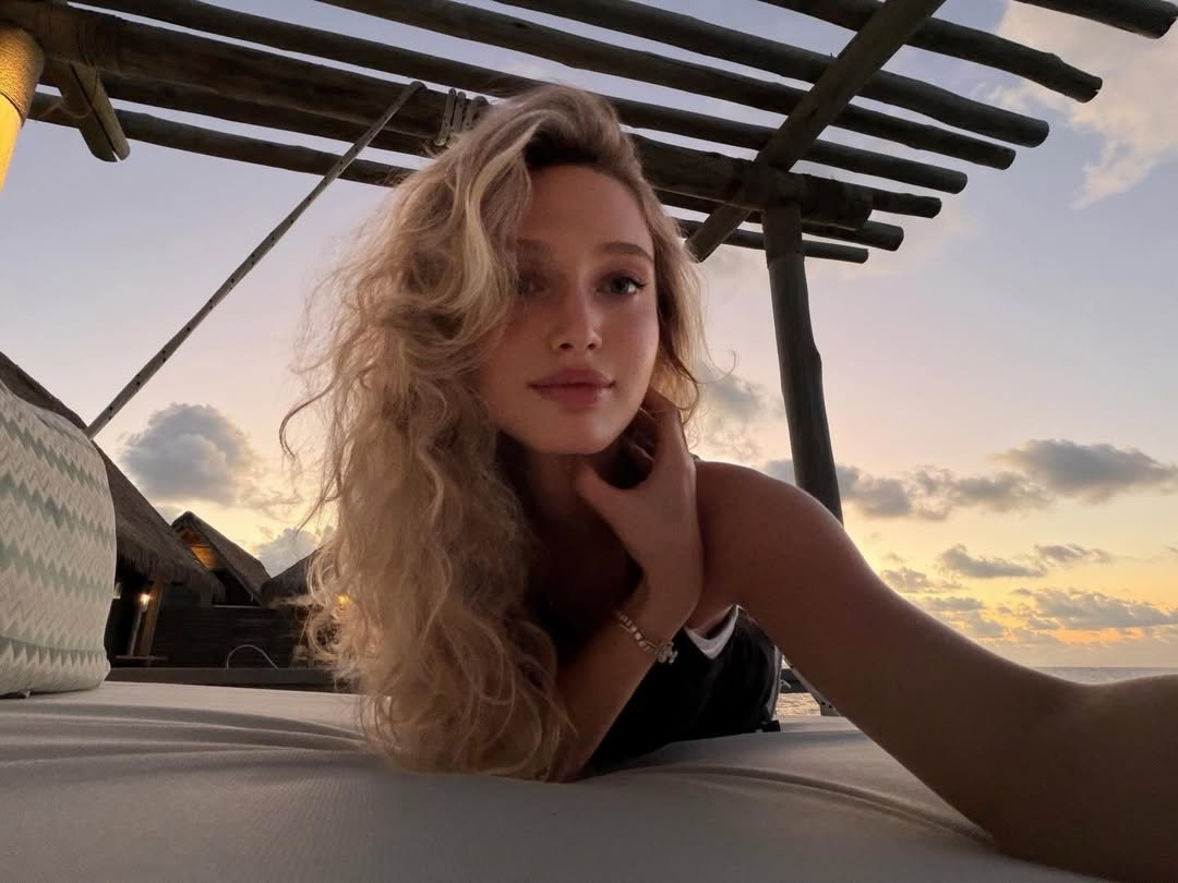 aq7xqcb5xp21535's tweet image. Lying in the embrace of paradise, time seems to slow down. Who can understand the tenderness of this sunset? 🛏️🌊#BeachParadise #GoldenHour