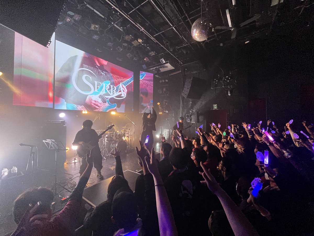 SERRA_STAFF's tweet photo. 本日のテーマは『ハッピー』でした。

新たなSERRAのライブはいかがでしたか？🥳🎉✨

張り詰めた空気でのライブも大好きですが、本日は『楽しむ』がテーマ。
SERRA本人もそのように見えました✨

ライブの感想は#SERRA #Enchain で聞かせてね！ https://t.co/Hf4YOn9yVY