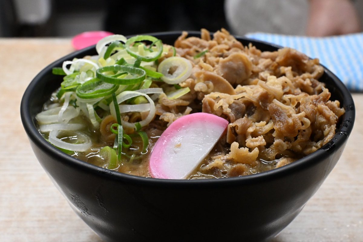 zac_ooo's tweet photo. 西の果てに来てかしわうどん。 https://t.co/9T65MaeIXY