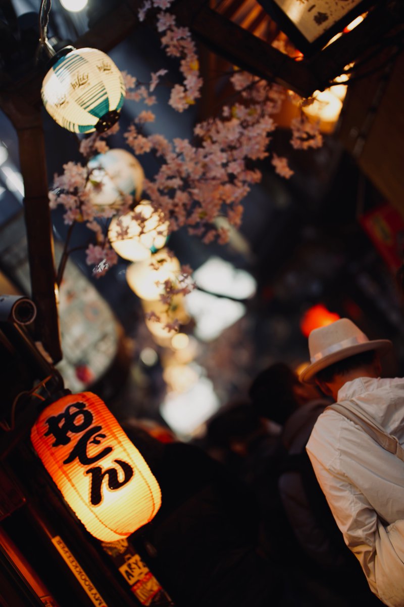 dkcamera2027's tweet image. Omoide Yokocho Snap

With 85mm,
everything feels closer.

Lights, people, depth—
all compressed into one scene.

Camera: Sony α7III
Lens: SIRUI 85mm F1.4 FE

#OmoideYokocho
#StreetPhotography
#85mm
#SonyAlpha