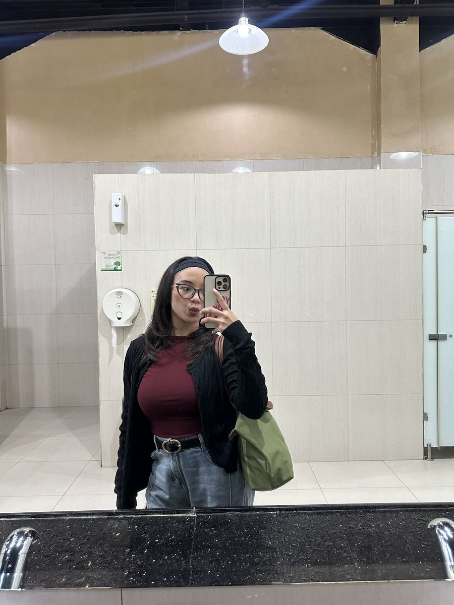 awalnya aku beli greney krn harganya sesuai budget aku yg terbiasa dibeliin si mamah😃🫰

dan ini seamless bra pertama aku!😍 jujur aku ga percaya akan seamless beneran, ternyata GA NYEPLAK SAMSEK😭👍

BESTTTT!🥰