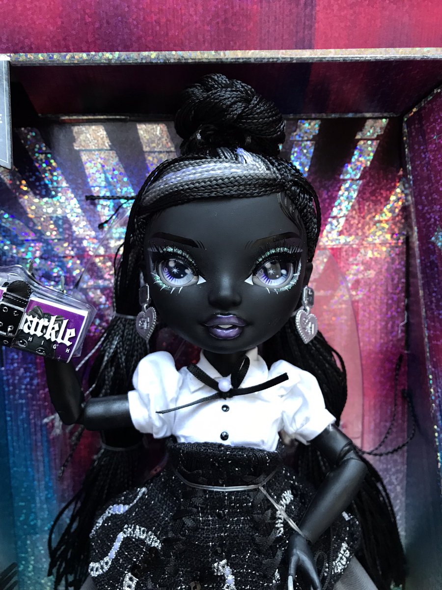 Collector Shanelle Onyx from Shadow High ! She’s a bit thinly rooted for Rainbow High’s standards and the lack of stand is truly sad but she’s beautiful