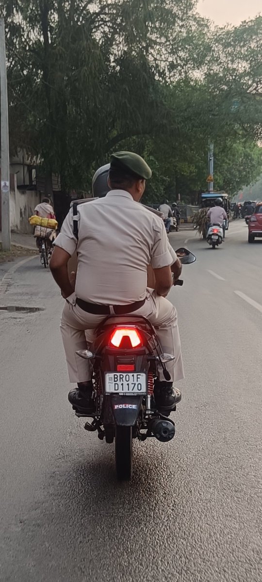 VickyRa29128245's tweet photo. पता नहीं क्यों आम लोग का ही चालान काटा जाता है अब देखिये इनको क्या ही डर 1000 के चालान का, कटेगा ही नहीं इस लिए हेलमेट ही नहीं पहने हैं।
@NitishKumar @samrat4bjp @News18Bihar @bihar_police @SPtraffic https://t.co/tOxpA0UFfO