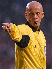 PaulSkillington's tweet photo. 2 men doing EXACTLY the same job.
But that couldn’t be further from the truth.
One is respected by everyone and didn’t need VAR because he never got anything wrong.
The other………is #StuartAttwell https://t.co/sXz59RvHec