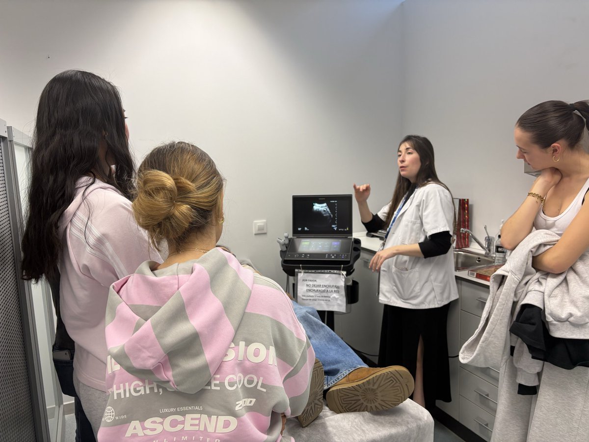 Emor67's tweet photo. Jóvenes por la Medicina. Hoy con el servicio de Nefrologia. Un viaje por el mundo del riñón. Orgulloso de las presentaciones de Celia, Paul, Irene, Justo, Andrea. Después de oírles es difícil no ser médicos y nefrólogos. https://t.co/ObssGEyeBg