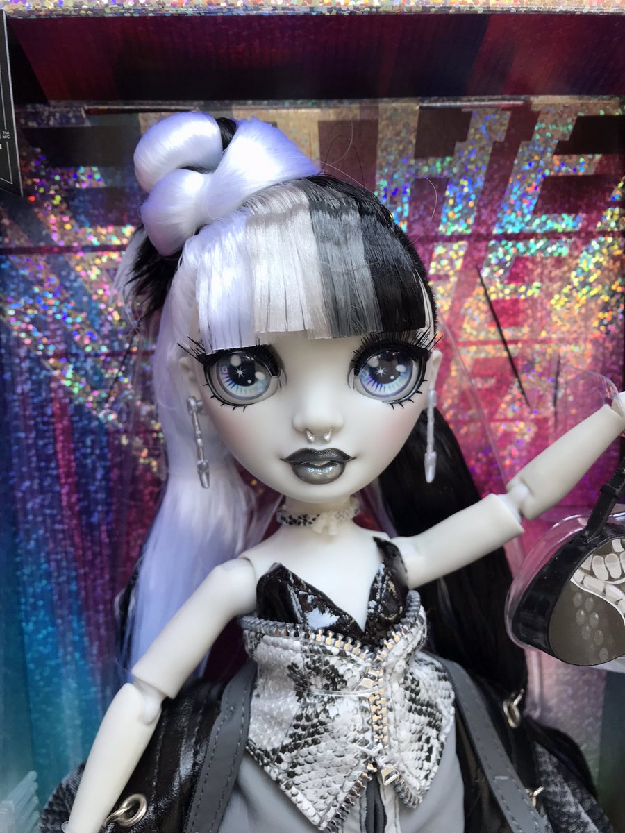 Heather Grayson Collector from Shadow High ! I absolutely hate her hairstyle but because I’m lazy I’ll just keep it the same cause there’s only so many hairstyles you can do with a side shave ! Only Venus McFlytrap can pull it off sorry