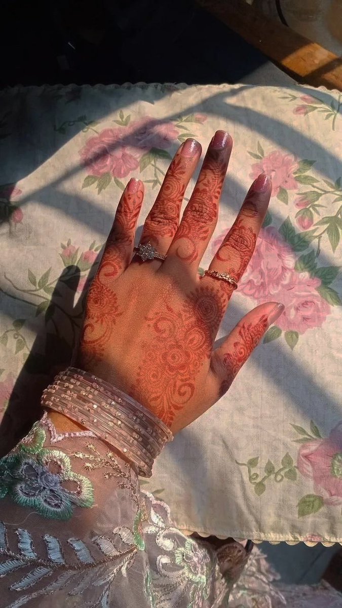 Eid Mubarak to all the divas on my tl✨
Hope y'all have a wonderful time celebrating with your loved ones, eating delicious food, and making beautiful memories🫶
​(Also couldn't resist showing off the mehendi hehe)