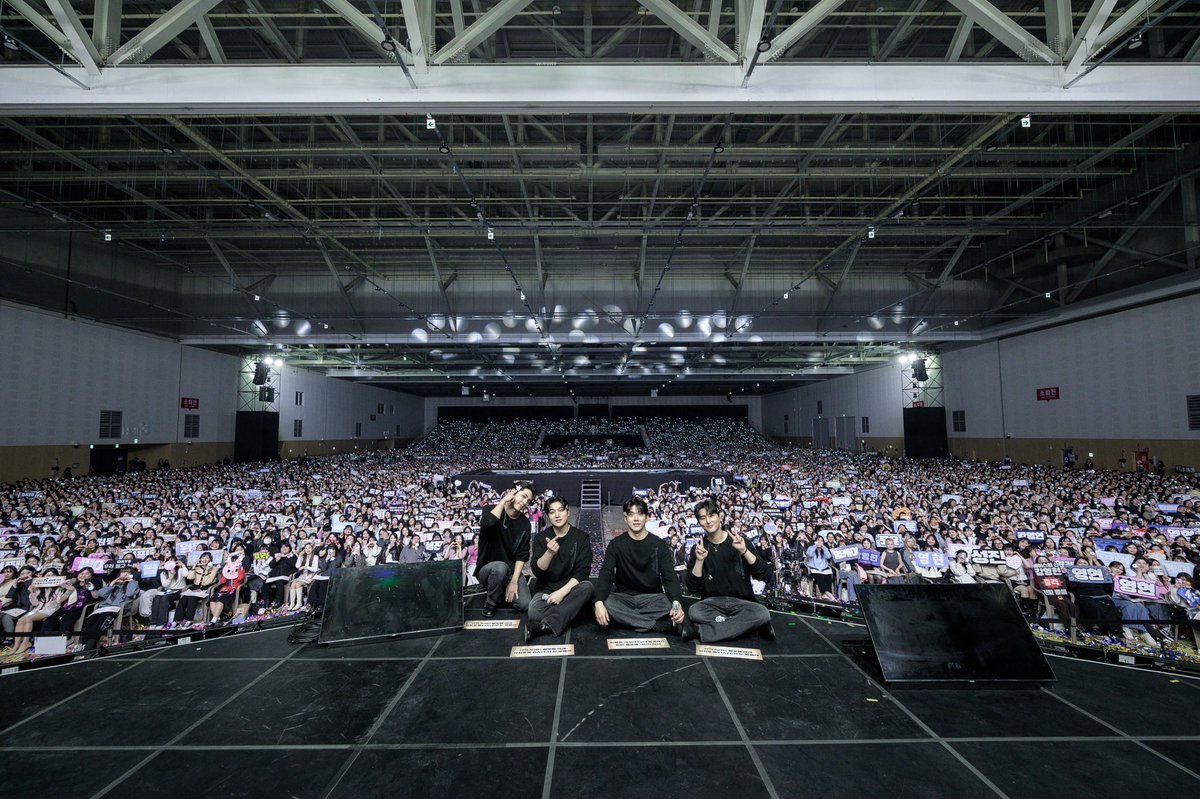 day6official's tweet photo. [ #DAY6_BEHIND ]

DAY6 10th Anniversary <The DECADE> in #DAEJEON - DAY1 💖

반짝거리는 별빛들 아래 ⁎⁺˳✧༚
영원토록 My Day와 눈 맞출래 😍

#DAY6 #데이식스
#The_DECADE
#DAY6_10th_Anniversary https://t.co/iNrku5zuoe