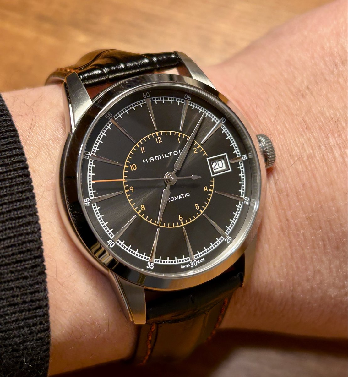 An_on_the_toast's tweet image. 特に何かあるわけでもない、のんびりした休日。
自動巻きはパワーリザーブより防水性能が高い方が良いという、どうでも良いことを考えてました。
止まったら巻けば良いんだよ。
#腕時計
#hamilton