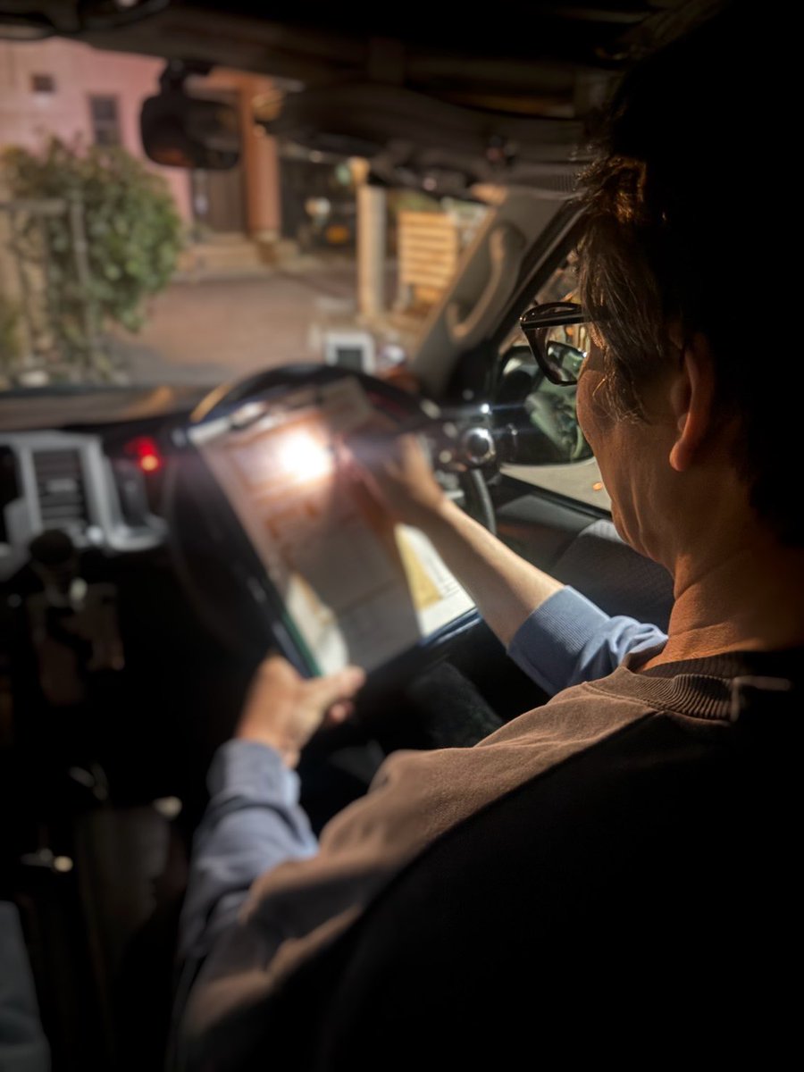 JapanOlight's tweet photo. お客様の喜びのお声
　〜介護タクシー はぴねす 様〜

弊社製品をお使いの事業者様からのお声をご紹介致します✨

東京都内発着で介護タクシー事業をしておられる「はぴねす 様」に取材させて頂きました。

🔥Open Glowのご紹介🔥

介護タクシーの事業を営んでおります。
終業時に報告書を書く際に夜で暗く、車の室内灯は暗くて書きづらいなと感じていたところ、このペンライトを家族からのプレゼントで貰いました。

夜間に利用者様が乗降する時、暗くてステップを踏み外したりしないよう、胸ポケットにこのペンライトを挿して足元を照らしたりすると「こんなに明るいライトあるんだね、凄く足元が見えやすくていいわ」と利用者様からもお声を頂きました。

ペンを分離してバインダーに挟んでライトを使用するだけでなく、ペン先もかなり明るく光るのでとにかく夜間業務に活躍しています。

今や仕事では欠かせない存在になっています。特に車仕事の方には是非試してみてほしいです。

スプリングセール対象製品🔦
3/23 20:00〜3/27 23:59まで
¥9,995 → ¥7,996  〈20% OFF〉

https://t.co/riwLgwEYud

🙇‍♂️今回取材させて頂いた事業者様はコチラ🙇‍♂️

■介護タクシー はぴねす 様
観光バスの乗務員を20年以上やられたご経験から、介護タクシー事業を起業。

介護タクシーとは思えない良心的な価格設定で、ストレッチャー・車椅子・酸素ボンベ・痰吸引気などの充実した設備を備え、病院の送迎だけでなく、小旅行なども対応されているようです。

弊社担当者が取材で直接お話を伺いましたが、大変気さくな方で非常に丁寧にご対応頂きました。

東京都内発着であれば遠方でも対応可能。
お気軽にお問い合わせ下さい。

XやinstagramのDMでもお問い合わせ可能です。

介護タクシーはぴねす様の公式アカウントはコチラ
公式X：@8124taxi 
公式instagram：https://t.co/bQXjpGBNNH
お問い合わせ☎️：03-3978-4554