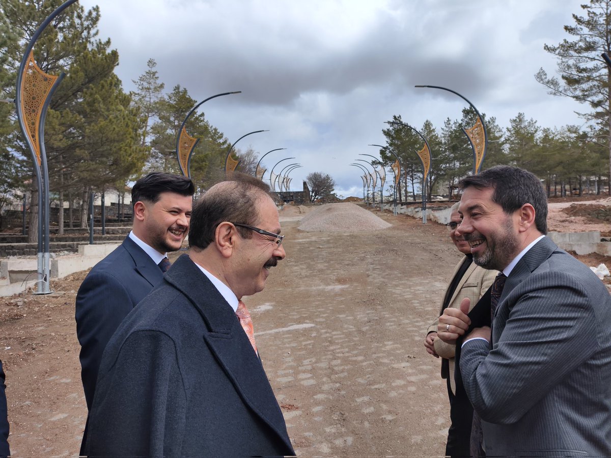 Her alanda hizmet, her alanda millet..

Yapımı devam eden Sarıkaya Millet Bahçe'mizin son durumu ile ilgili yerinde incelemelerde bulunup; Belediye Başkanımız Osman Gözan'dan bilgiler aldık.