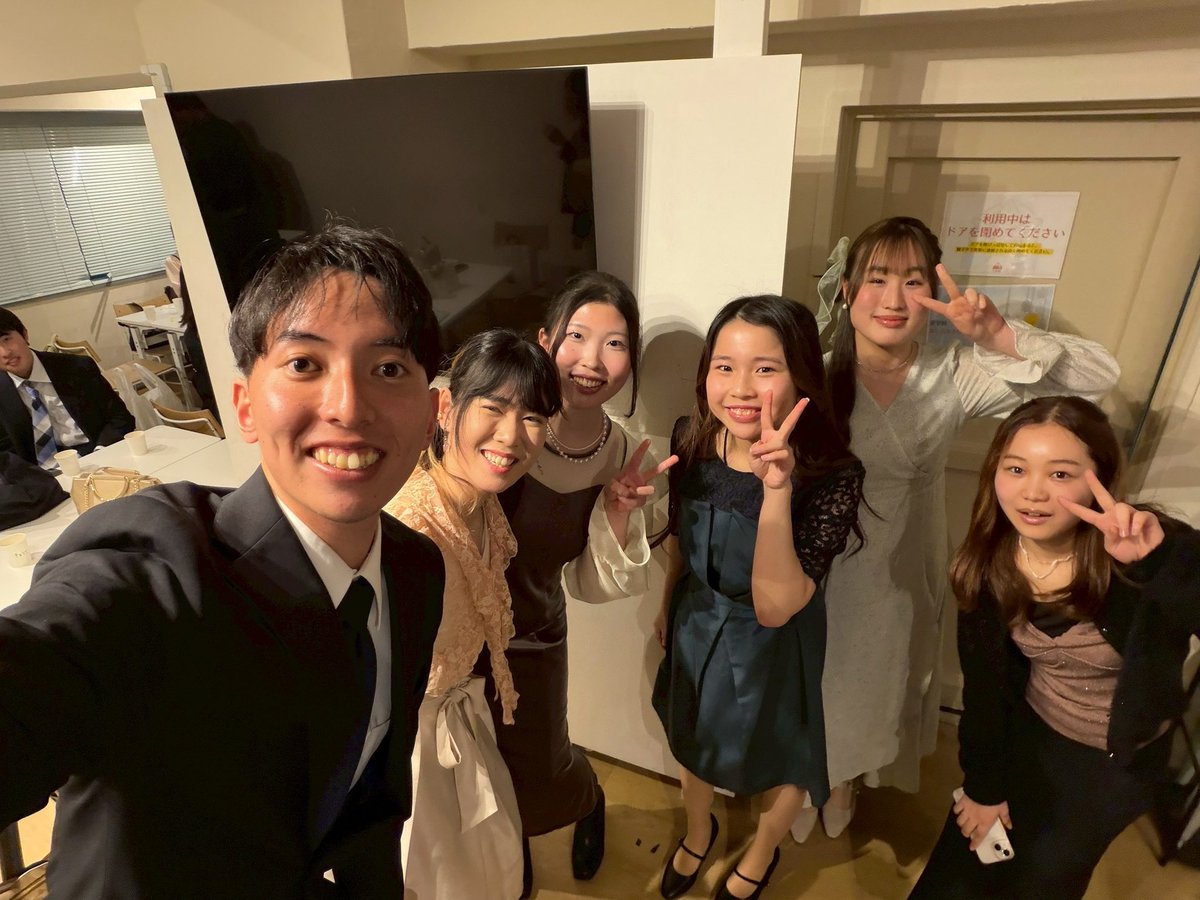 AguMunashes's tweet photo. 3/20(金) 追いコン！

本日は追いコン！四年生との最後の一時...
別れを惜しみつつ精一杯楽しみました😊

各学年からの素晴らしい出し物の数々にビデオメッセージなど華々��く四年生を送ることができました！

四年生の皆さんこれからのご活躍をお祈りしています💐

＃ムナッシュズソフトボール愛好会 https://t.co/9OU0NvYcCi