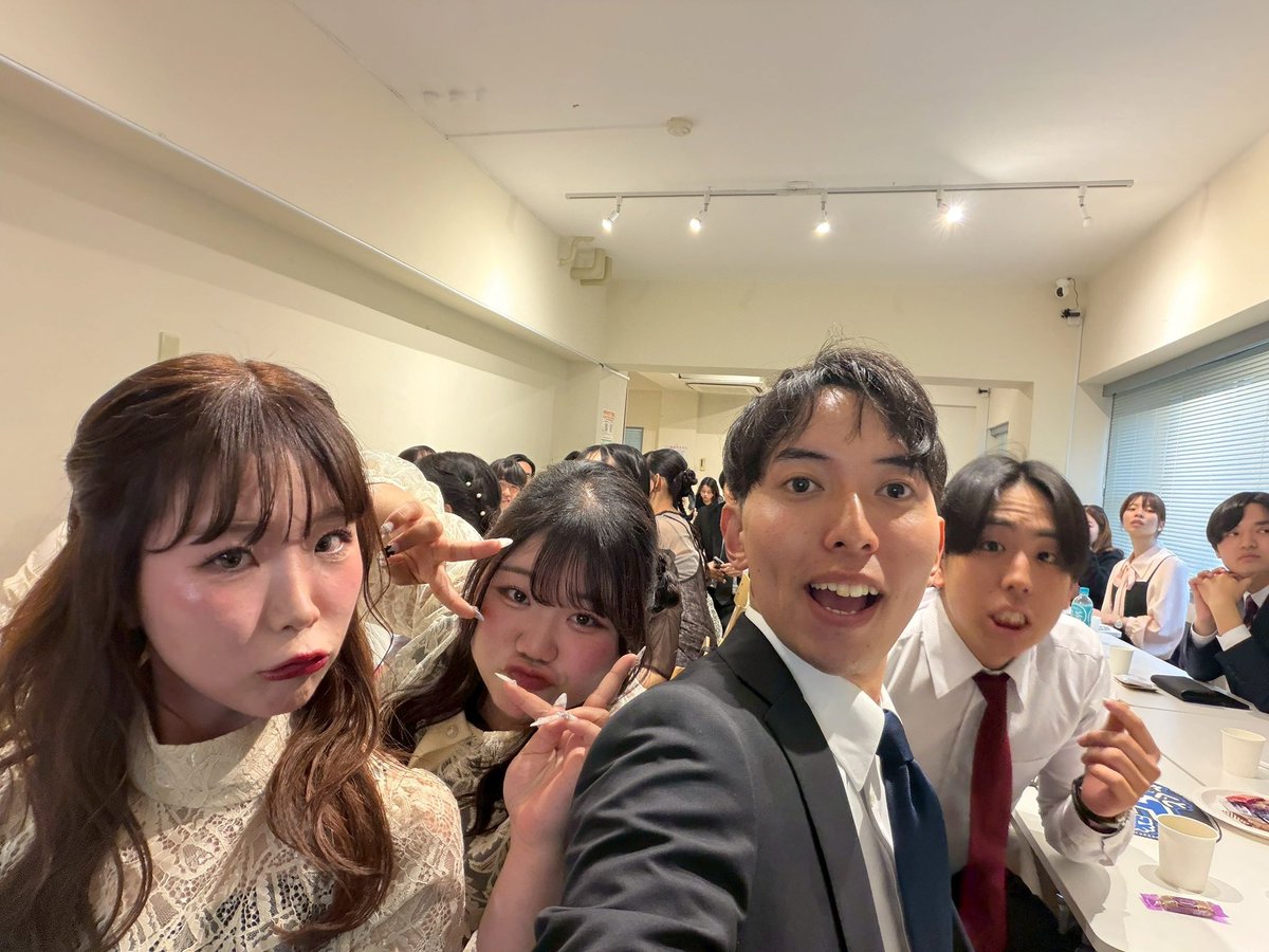 AguMunashes's tweet photo. 3/20(金) 追いコン！

本日は追いコン！四年生との最後の一時...
別れを惜しみつつ精一杯楽しみました😊

各学年からの素晴らしい出し物の数々にビデオメッセージなど華々��く四年生を送ることができました！

四年生の皆さんこれからのご活躍をお祈りしています💐

＃ムナッシュズソフトボール愛好会 https://t.co/9OU0NvYcCi