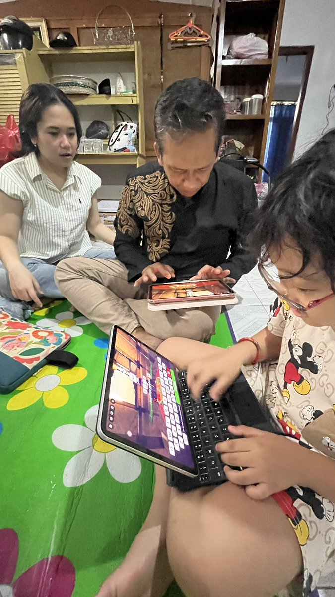 nadineaw 🎖️ tweet media