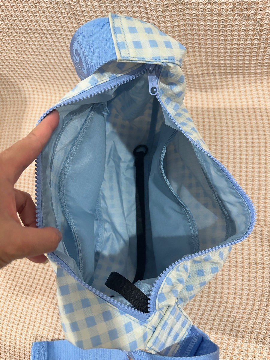 lustrx13's tweet photo. ( #ส่งต่อ ) #BAGGU Medium Nylon Crescent Bag /COLOR: Light Blue Gingham สะพายครั้งเดียว ไม่มีตำหนิ 🤎 1300 ส่งฟรี  ขอดูรูปเพิ่มเติมได้ค่ะ   #กระเป๋าbaggu #baggu #bagguthailand https://t.co/2TeBIpcHnC