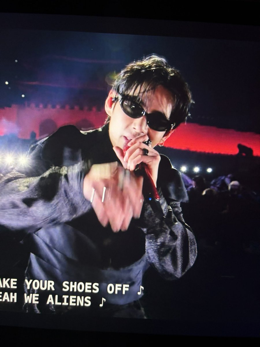taeguide's tweet photo. WHO GAVE HIM SUNGLASSES https://t.co/itKRHf6VtF