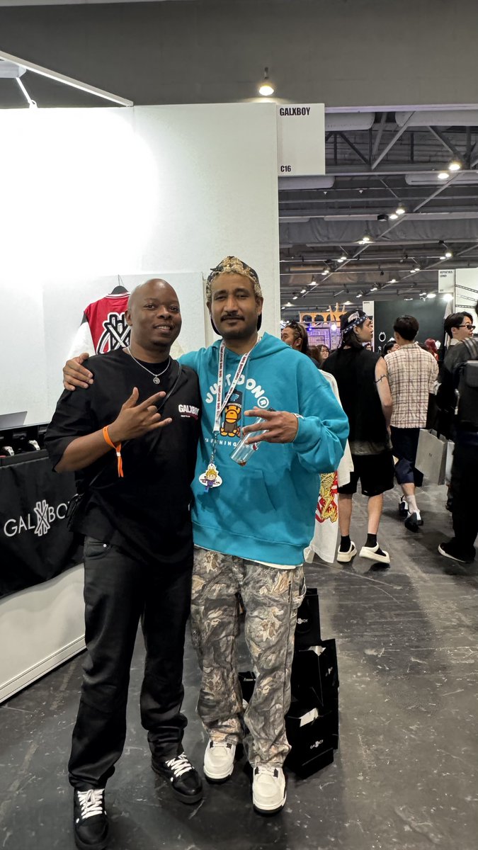 Vuittots's tweet photo. F1: Jeff Staple 
F2: Don C https://t.co/hWOAC2G40H