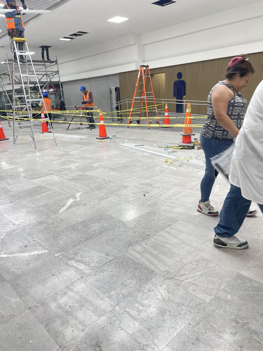 Verdadero caos en el estacionamiento e interior de la terminal 1 del Aeropuerto 😤