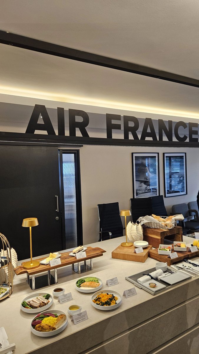 Gate7aviation's tweet image. Air France a accueilli 15 représentants de la presse et des médias basés à Johannesburg pour une expérience exclusive en coulisses de la classe affaires d'Air France. 
Au menu, plats gastronomiques , confort à bord de l'Airbus #A350 vaisseau amiral de la flotte #AirFrance,,