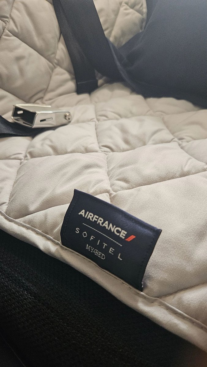 Gate7aviation's tweet image. Air France a accueilli 15 représentants de la presse et des médias basés à Johannesburg pour une expérience exclusive en coulisses de la classe affaires d'Air France. 
Au menu, plats gastronomiques , confort à bord de l'Airbus #A350 vaisseau amiral de la flotte #AirFrance,,