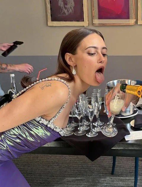 Emiluvs tweet media