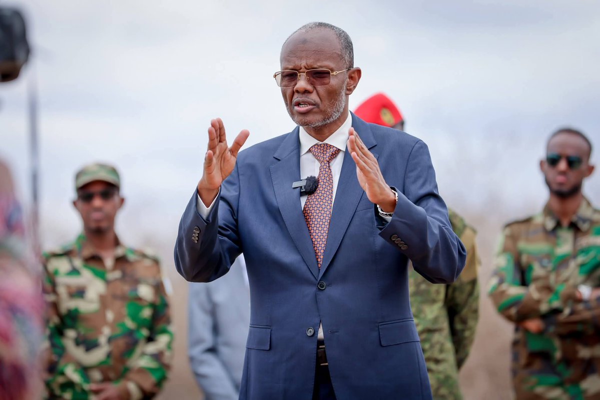 bmgshm's tweet image. Madaxwaynaha mamulka #Konfurgalbeed mudane #Laftagareen aya manta uso xiray cutubya ka tirsan cidamada darawishta.
Waxana cidankan logu talagalay inay ka qayb qatan xasilonida mamulkas.
Waxan mamulkan loga so dulay #Xamar, waxa ayna ubahan yihin cidama ka dhiciya gardarradas.