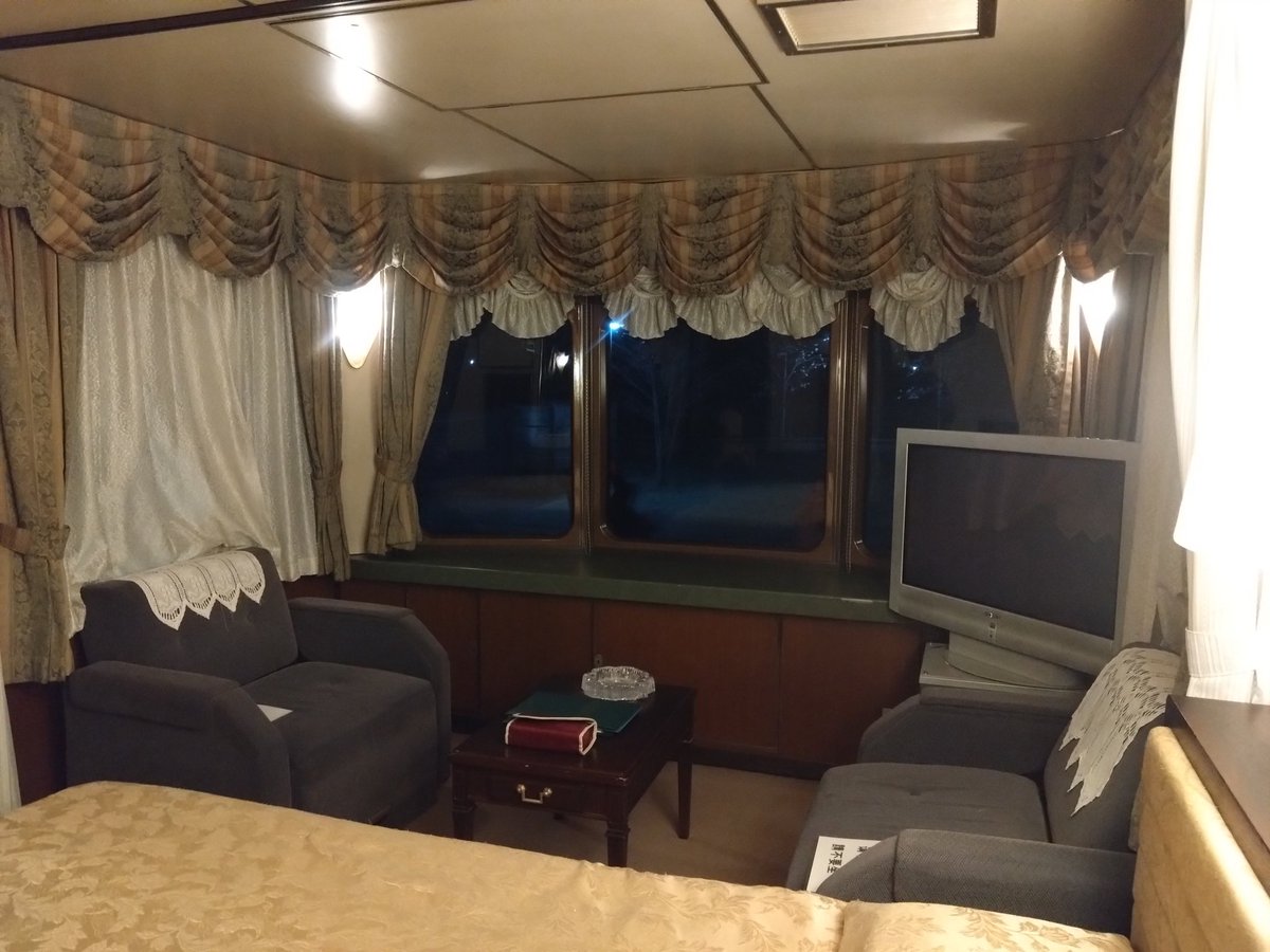 京都鉄道博物館の大感謝Dayへ。
スシ28でのディナーに参加してきました！
持参のスハシ38ともパシャリ！
夜汽車の雰囲気の中お食事できてとても素敵な空間でした。
恒例のトワイライト公開もあり今年も大満足でした〜。