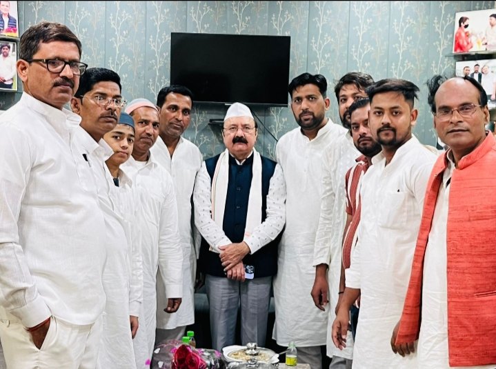 Shadab_ccc's tweet photo. आज ईद की ख़ुशियॉं बॉंटने के लिये  आदरणीय अमेठी  सांसद भाई साहब घर आये तो सेवंइयों की मिठास बढ़ गई।
ख़ूब सारी मुहब्बतें, ख़ूब सारे ठहाके और ख़ूब सारी बतकही।

शुक्रिया भाई साहब । https://t.co/aq3FlXWkXq