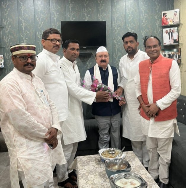 Shadab_ccc's tweet photo. आज ईद की ख़ुशियॉं बॉंटने के लिये  आदरणीय अमेठी  सांसद भाई साहब घर आये तो सेवंइयों की मिठास बढ़ गई।
ख़ूब सारी मुहब्बतें, ख़ूब सारे ठहाके और ख़ूब सारी बतकही।

शुक्रिया भाई साहब । https://t.co/aq3FlXWkXq