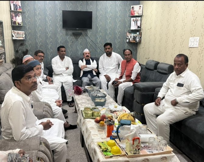 Shadab_ccc's tweet photo. आज ईद की ख़ुशियॉं बॉंटने के लिये  आदरणीय अमेठी  सांसद भाई साहब घर आये तो सेवंइयों की मिठास बढ़ गई।
ख़ूब सारी मुहब्बतें, ख़ूब सारे ठहाके और ख़ूब सारी बतकही।

शुक्रिया भाई साहब । https://t.co/aq3FlXWkXq